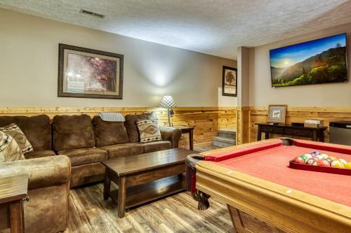 Smoky Mountain Escape 3BR3BA Cabin w Hot Tub Game Room & Resort Pool  WIFI Resort Pool - image 14