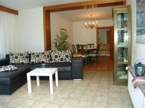 2 bedrooms, 3 beds