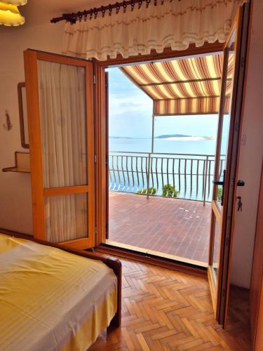 Appartment Marija with big terrace and sea view in Starigrad (Ličko-Senjska)