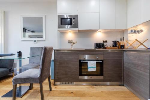 Stunning Studio Flat Minutes from Lewisham Station With View - image 10