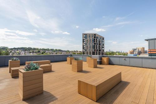Stunning Studio Flat Minutes from Lewisham Station With View - image 11