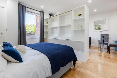 Stunning Studio Flat Minutes from Lewisham Station With View - image 12