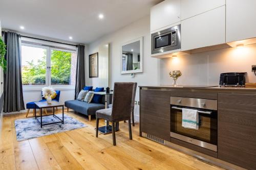 Stunning Studio Flat Minutes from Lewisham Station With View - image 3