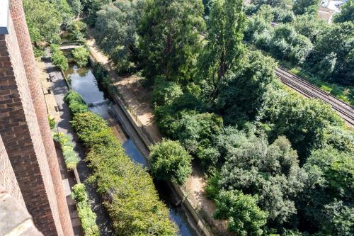Stunning Studio Flat Minutes from Lewisham Station With View - image 5