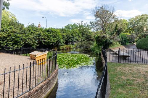 Stunning Studio Flat Minutes from Lewisham Station With View - image 2