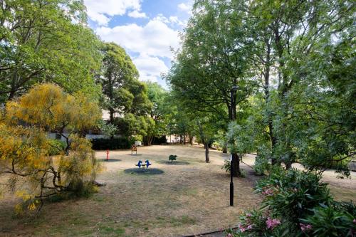 Stunning Studio Flat Minutes from Lewisham Station With View - image 6