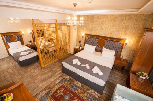 Family Room image 10
