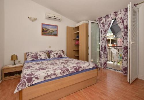 Studio with Balcony image 8