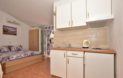 Studio with Balcony image 2