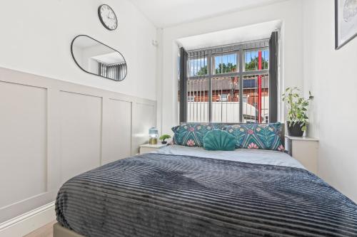 Free Parking ,Modern 4 bedrooms 10min from Birmingham city centre ideal for contractors ,Groups and Families, Бирмингем