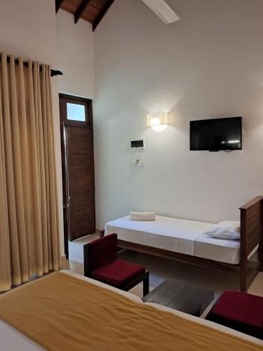 Triple Room with Balcony image 4