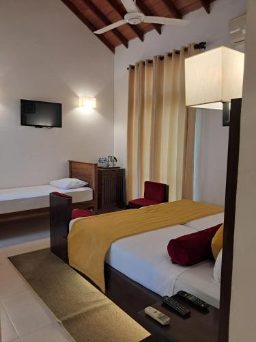 Triple Room with Balcony image 3