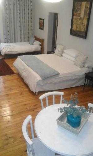1 king bed, 2 twin beds