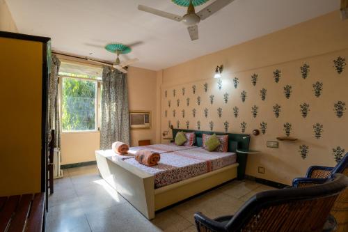 1 double bed, 2 twin beds