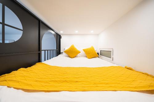 1 queen bed, 1 double bed, 1 sofa bed