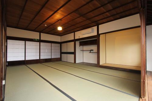 Onomichi Guest House Miharashi-tei Set in a prime location of Onomichi, Onomichi Guest House Miharashi-tei puts everything the city has to offer just outside your doorstep. The property has everything you need for a comfortable stay. S