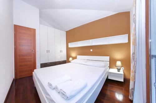 Three-Bedroom Apartment with Balcony and Sea View