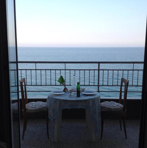  Pietra Ligure attico sul mare con balcone sulla spiaggia e grande terrazza di 25 mq, Pension in Pietra Ligure