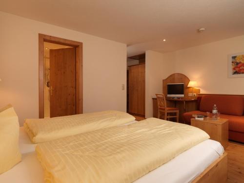 71012389 Après Post Hotel