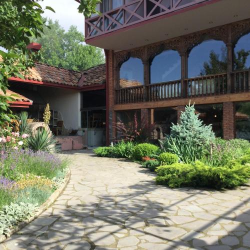 Dārzs, Savaneti Eco Hotel in Ikalto