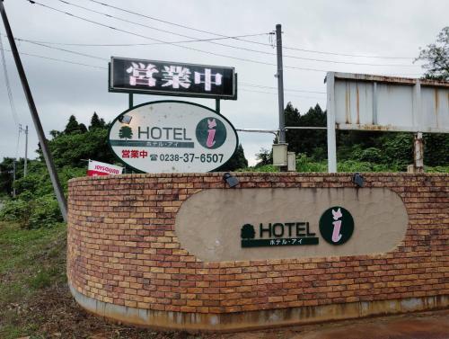 HOTEL i