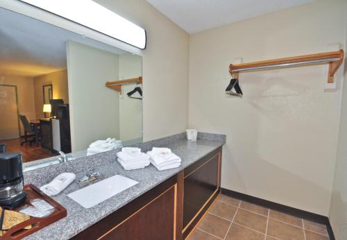 Country Hearth Inn & Suites Marietta - image 5