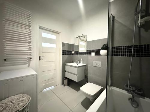Dubois 7 Apartment - Self Check-In 20h - LIFT, Breslau (Foto 9)