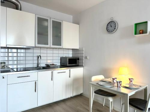 Dubois 7 Apartment - Self Check-In 20h - LIFT, Breslau (Foto 6)