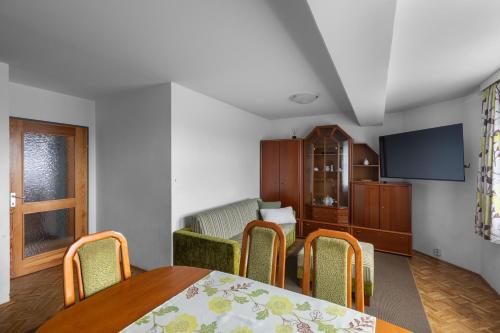 Angela in חרמגור