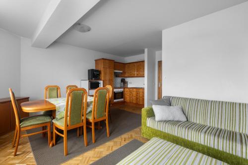 Angela in חרמגור