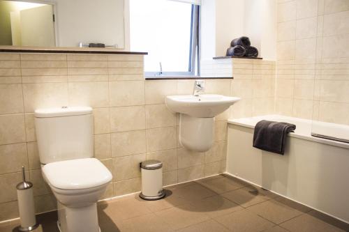 Spacious Central Family Apartment - image 8