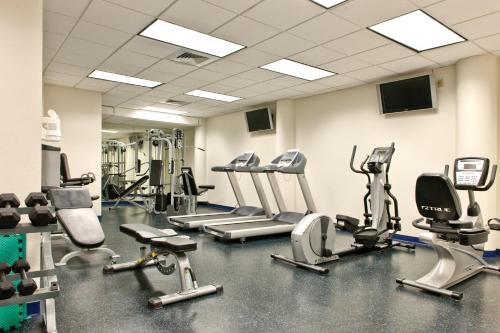 Wyndham Waikiki Beach Walk 2BR Apartment with Resort Access - image 12