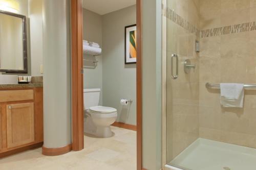 Wyndham Waikiki Beach Walk 2BR Apartment with Resort Access - image 8