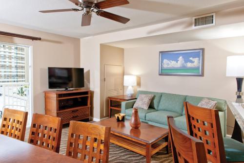 Wyndham Waikiki Beach Walk 2BR Apartment with Resort Access - image 9