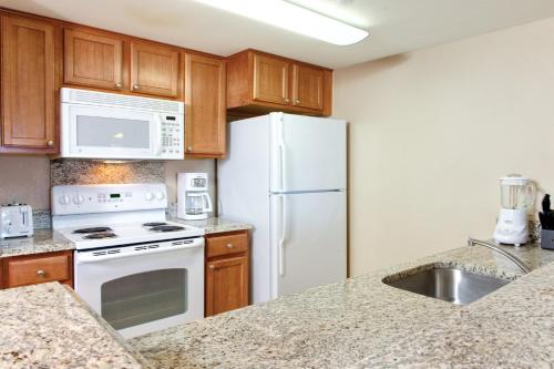 Wyndham Waikiki Beach Walk 2BR Apartment with Resort Access - image 3