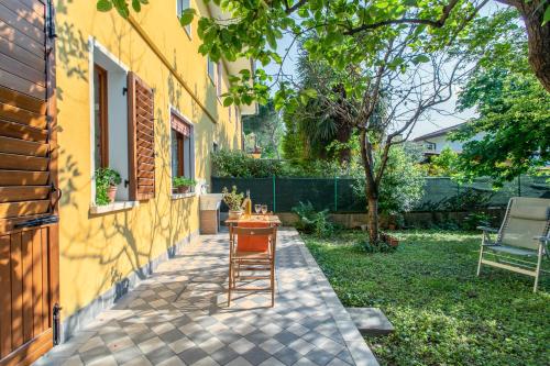 Kert, Quiet Location with Private Garden in Due Carrare