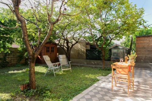 Kert, Quiet Location with Private Garden in Due Carrare