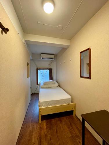 Single Room with Shared Shower and Toilet image 10