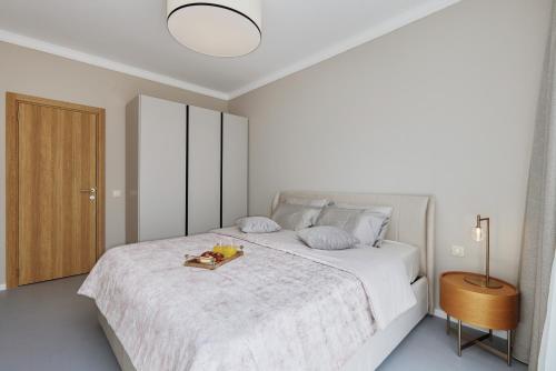 Three-Bedroom Apartment with Sea View image 8