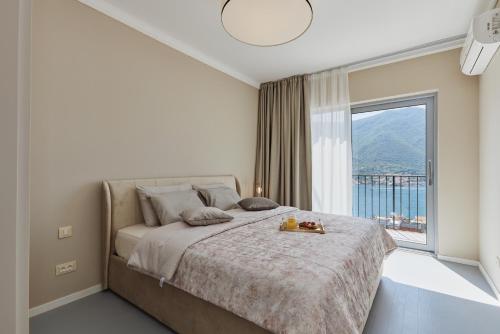 Three-Bedroom Apartment with Sea View image 7