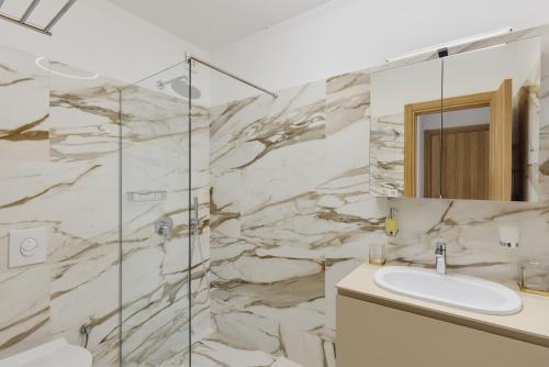 Three-Bedroom Apartment with Sea View image 3