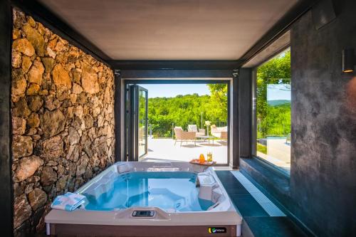 Pezsgőfürdő, Villa Casa Meline in Tribulje