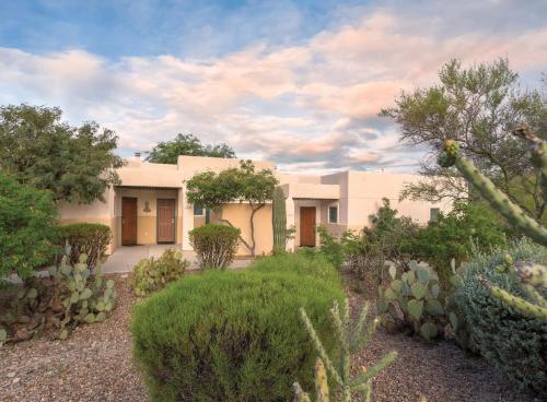 Wyndham Starr Pass Golf Suites Studio Apartment with Resort Access near พิพิธภัณฑ์สัตว์ป่านานาชาติ