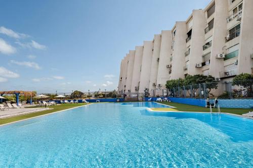 Exterior view, GW009 Gugel Waves Patio and Pool Seaview Apartment in Nahariya