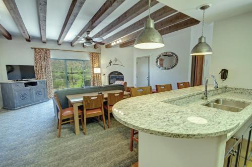 สตารร์ พาส กอล์ฟ สวีท (Starr Pass Golf Suites) near พิพิธภัณฑ์ทะเลทรายแอริโซนา-โซโนรา