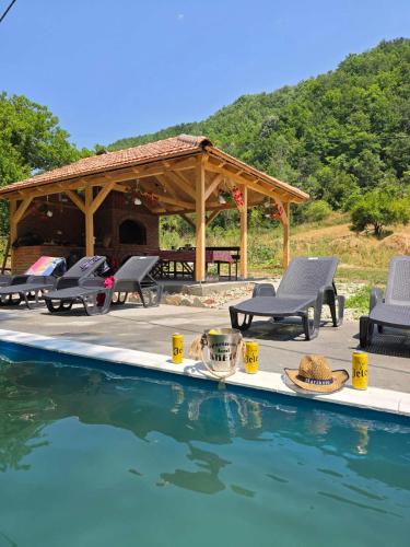 Kmetova Bajka in ยาเนีย