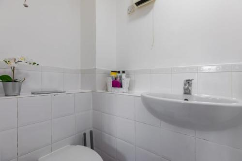 Modern 2BR Apartment - 25min to Central London, London (photo 8)