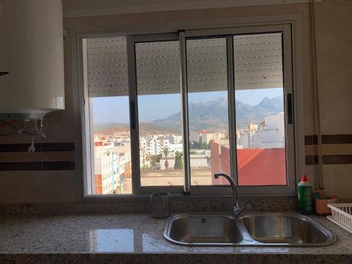 Charming centrally apartment, mountains views, sleeps 7 and baby, Тетуан (фото 5)
