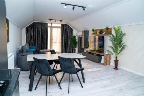 PentGarden penthouse jacuzzi in Targu Jiu