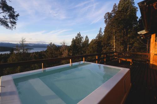 Refugio de bosque con jacuzzi en terraza y vista panorámica al lago